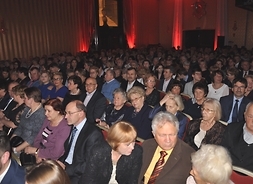 sala koncertowa w Ożarowie Mazowieckim, duża liczba osób