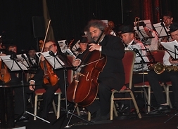na scenie widoczni muzycy z orkiestry wraz z instrumentami