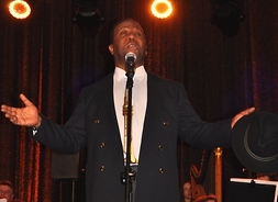 na scenie śpiewa Troy „Satchmo” Anderson, amerykański  jazzowy wokalista i trębacz