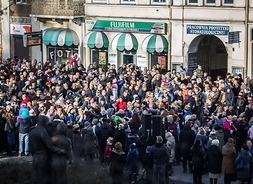 na zdjęciu widoczna licznie zgromadzona rzesza ludzi na jednej z ulic Radomia