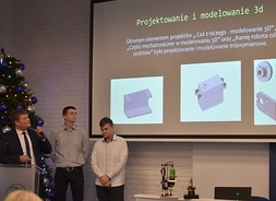 troje stypendystów omawia projekt związany z drukowaniem 3D