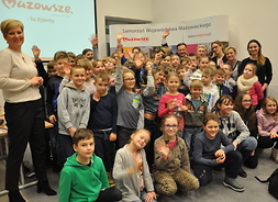 zdjęcie wszystkich dzieci z marszałkiem i dyrektor Izabelą Stelmańską
