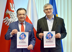 marszałek Adam Struzik i aktor Olgierd Łukaszewicz trzymają w ręku broszury z napisem My Obywatele dziękujemy UE