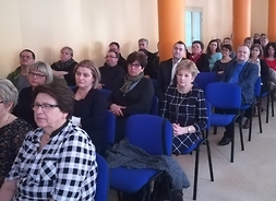 Licznie zgromadzeni uczestnicy konferencji, siedzą na sali w Mazowieckim Samorządowym Centrum Doskonalenia Nauczycieli, filia w Radomiu