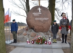 harcerze przy pomniku powstańcó styczniowych w Węgrowie