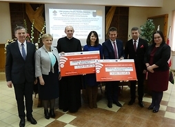 beneficjenci i przedstawicielki samorządu Mazowsza trzymają czeki