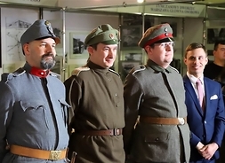 Trzech muzealników przebranych w stare mundury kolei rosyjskiej i austrowęgierskiej