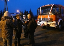 marszałek odpowiada na pytania dziennikarzy w tle samochód strażacki