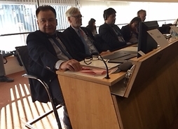 Marszałek Adam Struzik siedzi przy sttole z innymi członkami Komisji Polityki Spójności Terytorialnej i Budżetu UE (COTER)