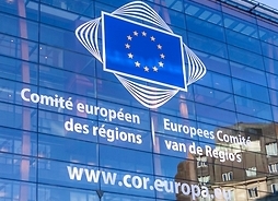 budynek parlamentu europejskiego z widocznym logo komitetu regionów