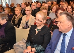 w kilku rzeach siedzą uczestnicy konferencji, w tym m.in. marszałek Adam Struzik