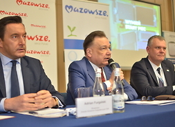 Adrian Furgalski, expert TOR, marszałek Adam Struzik i Marcin Podgórski, dyrektor departamentu UMWM odpowiadają na