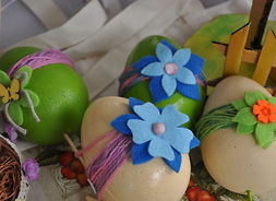 cztery jajka wykonane ze steropianu i ozdobione kwiatami z filcu