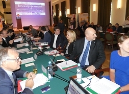 liczni członkowie komitetu monitorującego na posiedzeniu w Opinogórze