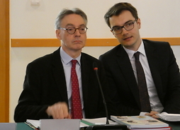 Christopher Todd i Przemysław Kalinka z Komisji Europejskiej