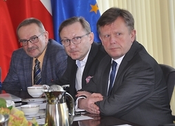 przy stole siedzą Marek Miesztalski, Leszek Chorzewski i Marcin Danił