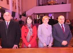 Na zdjęciu widać w pozycji stojącej wicemarszałek Janinę Ewę Orzełowską, Dariusza Stopę – starostę siedleckiego i Wójta Gminy Siedlce Henryka Brodowskiego.