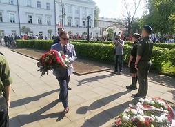 Marszałek Adam Struzik składa wieniec pod pomnikiem Józefa Piłsudskiego