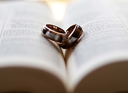 Obrączki – dowód przysięgi małżeńskiej złożonej wiele lat temu