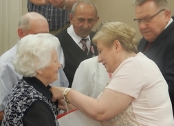 Członek zarządu Elżbieta Lanc przypina jubilatce medal za długotrwałe pożycie małżeńskie