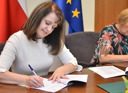 umowy podpisują wicemarszałek Janina Ewa Orzełowska i beneficjenci