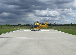 Helikopter medyczny na lądowisku