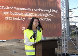 przy mównicy stoi wicemarszałek Janina Ewa Orzełowska