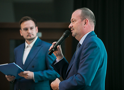 na zdjęciu widać prowadzącego i wicemarszałka Wiesława Raboszuka z mikrofonem w ręku