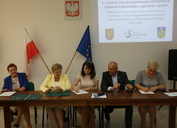Na zdjęciu widać moment podpisania umowy z gmina Sadowne. Wicemarszałek Jania Ewa Orzełowska składa podpis na jednym z egzemplarzy umowy.