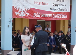 wicemarszałek Janina Ewa Orzełowska wręcza przedsztwicielowo OSP Górzno medal pamiątkowy dla jednostki