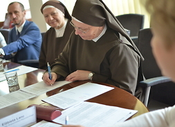 umowy podpisują siostry zakonne ze Zgromadzenia Sióstr Franciszkanek Służebnic Krzyża z Warszawy