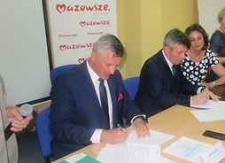 Członek zarządu Rafał Rajkowski podpisuje umowę