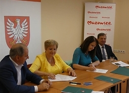 umowy podpisują przedstawiciele Ostrowi Mazwieckiej i zarządu województwa
