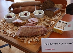 prezentacja skłądająca się z polędwicy - w kawałku i plastrach serowanych na kromkach chleba
