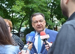 Marszałek Adam Struzik udziela wywiadu dziennikarzom