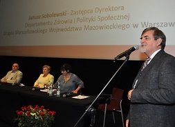 przy mikrofonie Janusz Sobolewski, zastępca dyrektora Departamentu Zdrowia i Polityki Społecznej UMWM
