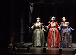 Trzy kobiety w strojnych sukniach na scenie