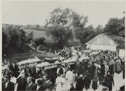 Tłum idący przez wieś