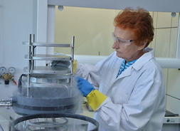 Kobieta w białym fartuchu i rękawiczkach w trakcie badania