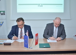 Marszałek Adam Struzik i dyrektor Instytutu Technologii Materiałów Elektronicznych podpisują umowę