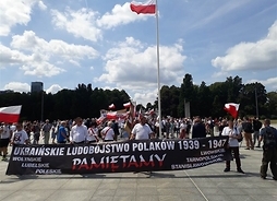 mieszkańcy z transparentem na pl. Piłsudskiego w Warszawie