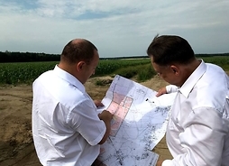 Marszałek Adam Struzik i wójt gminy oglądają mapę gminy