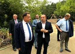 Wój gminy Dariusz Bielecki opowiada marszałkowi o inwestycji w terenie.