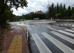 Zdjęcie przedstawia nowo powstałe rondo i drogę. Widać przejście dla pieszych i chodnik