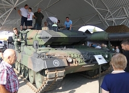 Na zdjęciu widać czołg Leopard 2A5 i oglądających go mężczyzn