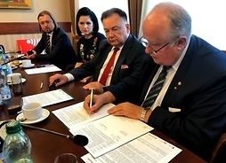 Marszałek i dyrektor instytutu podpisują dokumenty