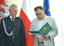 Marszałek Adam Struzik przekazuje list gratulacyjny druhowi Andrzejowi Matczakowi