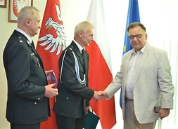 Marszałek Adam Struzik i Zbigniew Gołąbek gratulują strażakowi ochotnikowi