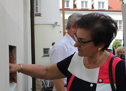 Wiceprzewdnicząca Wiesława Krawczyk wmurowuje akt erekcyjny w ścianie budynku