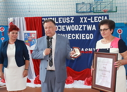 Grażyna Wróblewska, wójt gminy Przasnysz, odbiera medal Pro Masovia (arch. UMWM)